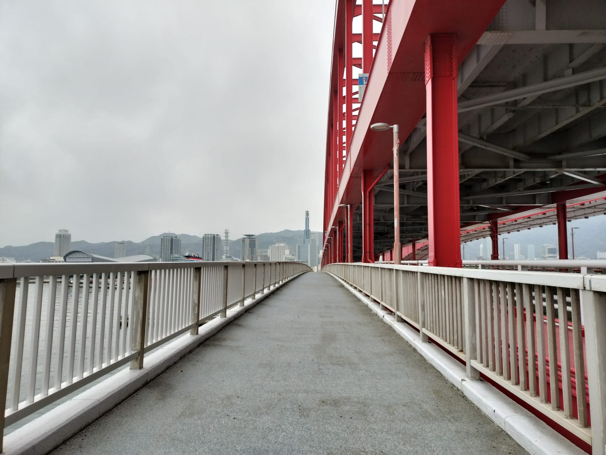 The pedestrian/bike path along the bridge, featured in Fate/Stay Night.