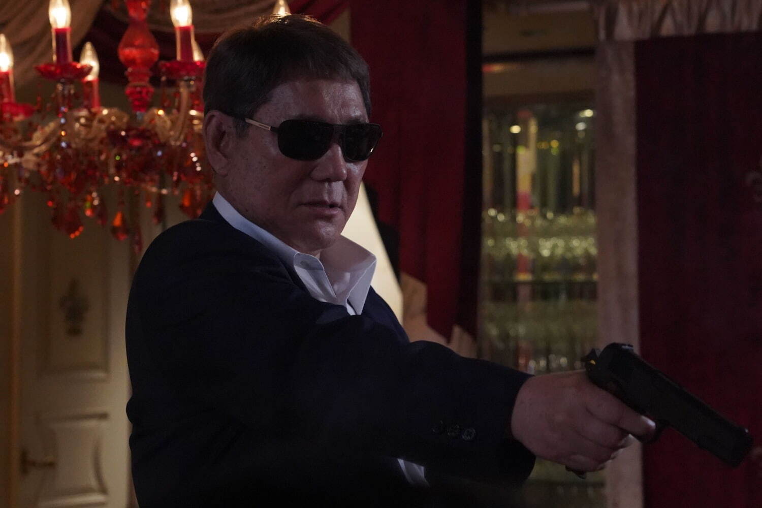 Takeshi Kitano pointing a gun in Broken Rage