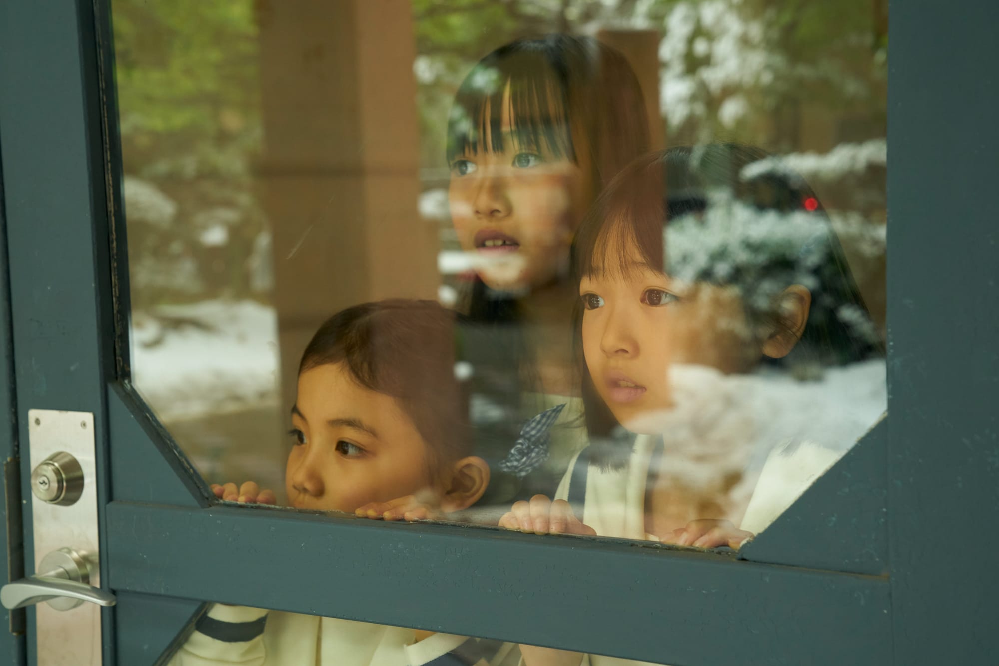 Mizaki, Yuka, and Sakura as children in Unreachable