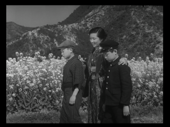 Mrs. Oishi walks with two students in Twenty-Four Eyes
