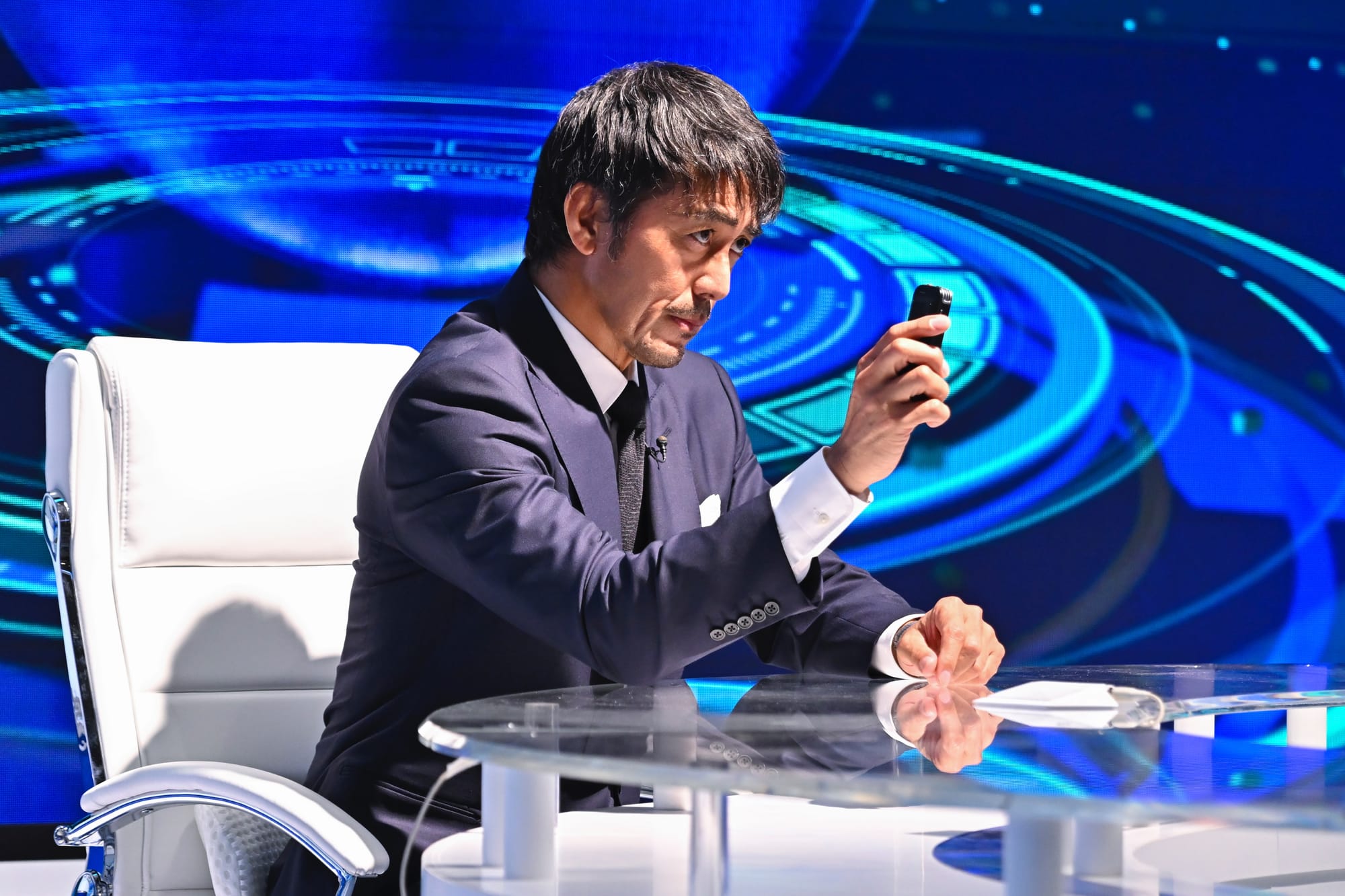 Hiroshi Abe as Soichi Shindo in News Anchor (Caster)