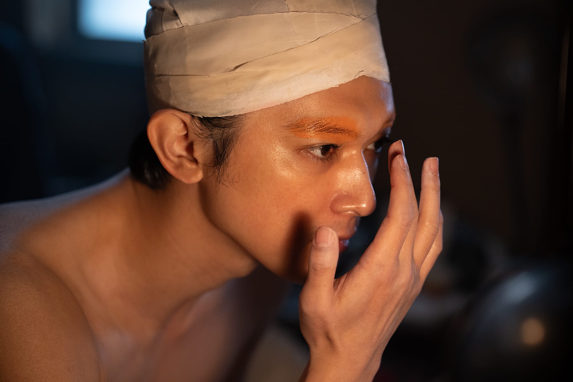 Kikuo preparing for a performance in Kokuho