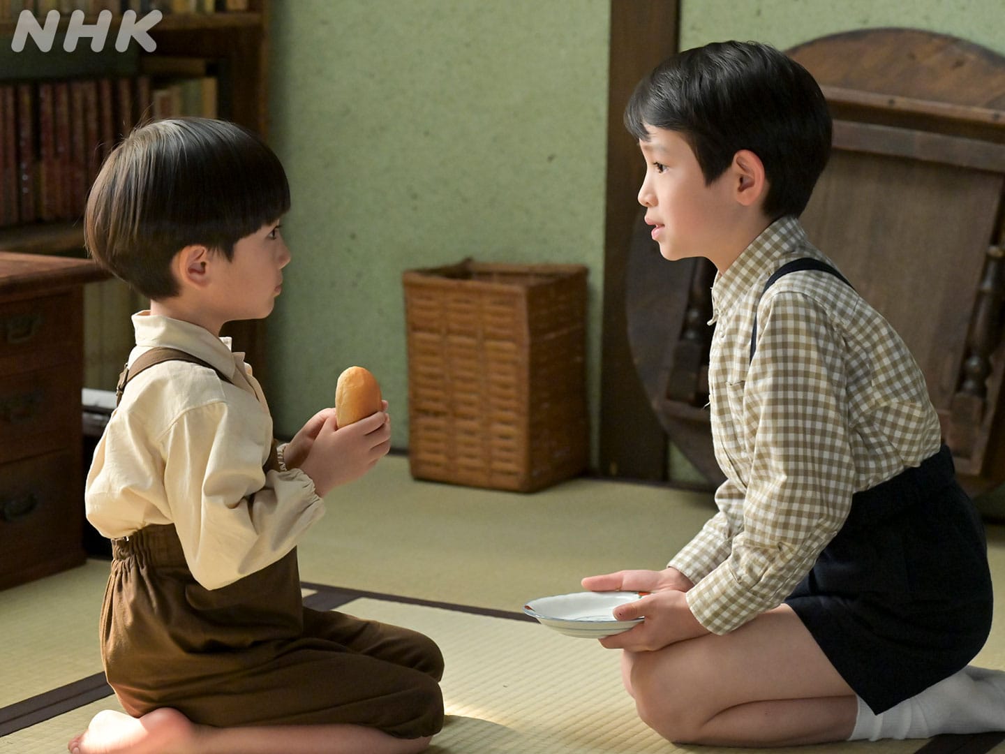 Takashi Yanase and his brother as children in NHK's Anpan