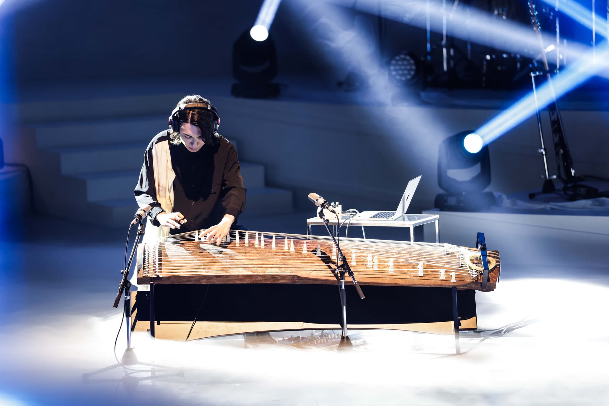 Leo performs "Thousand Knives" on koto at Music Awards Japan 2025