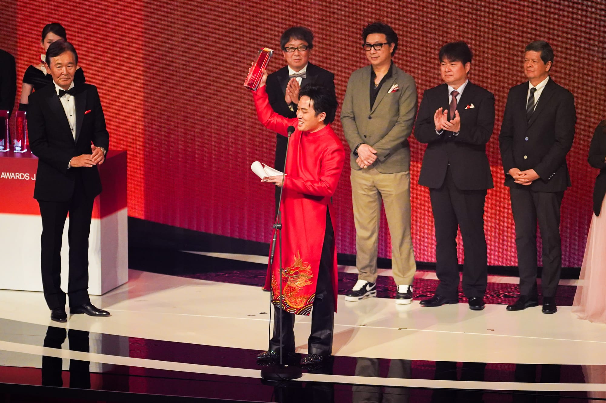 Tùng Dương accepts Special Award: Vietnamese Popular Music at Music Awards Japan 2025