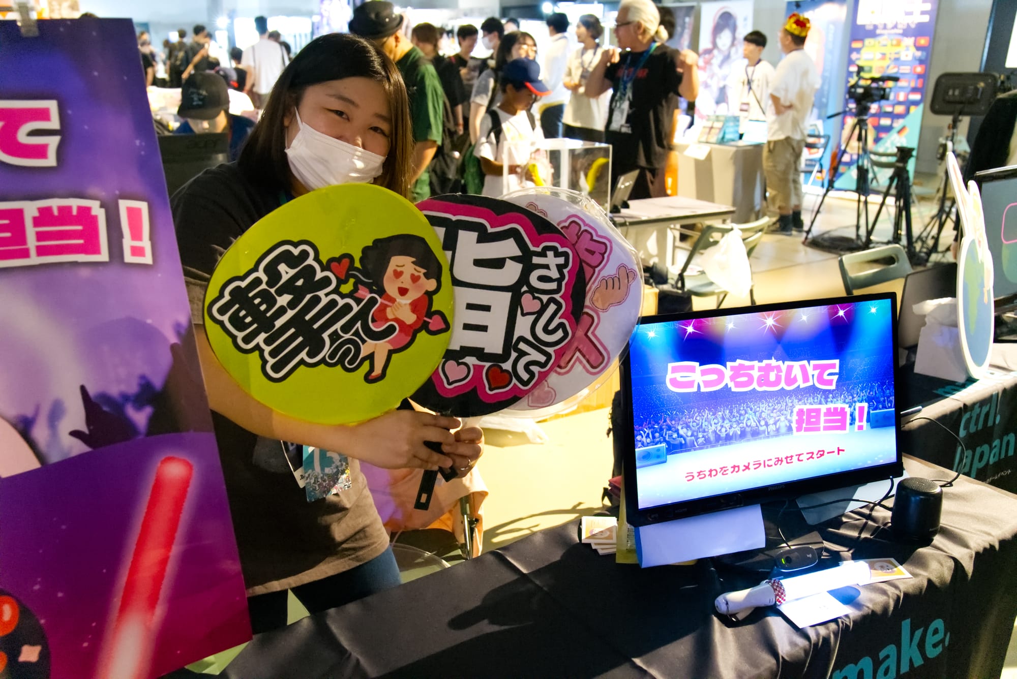 Kocchimuite Tanto! uchiwa fan controller game at BitSummit XIII