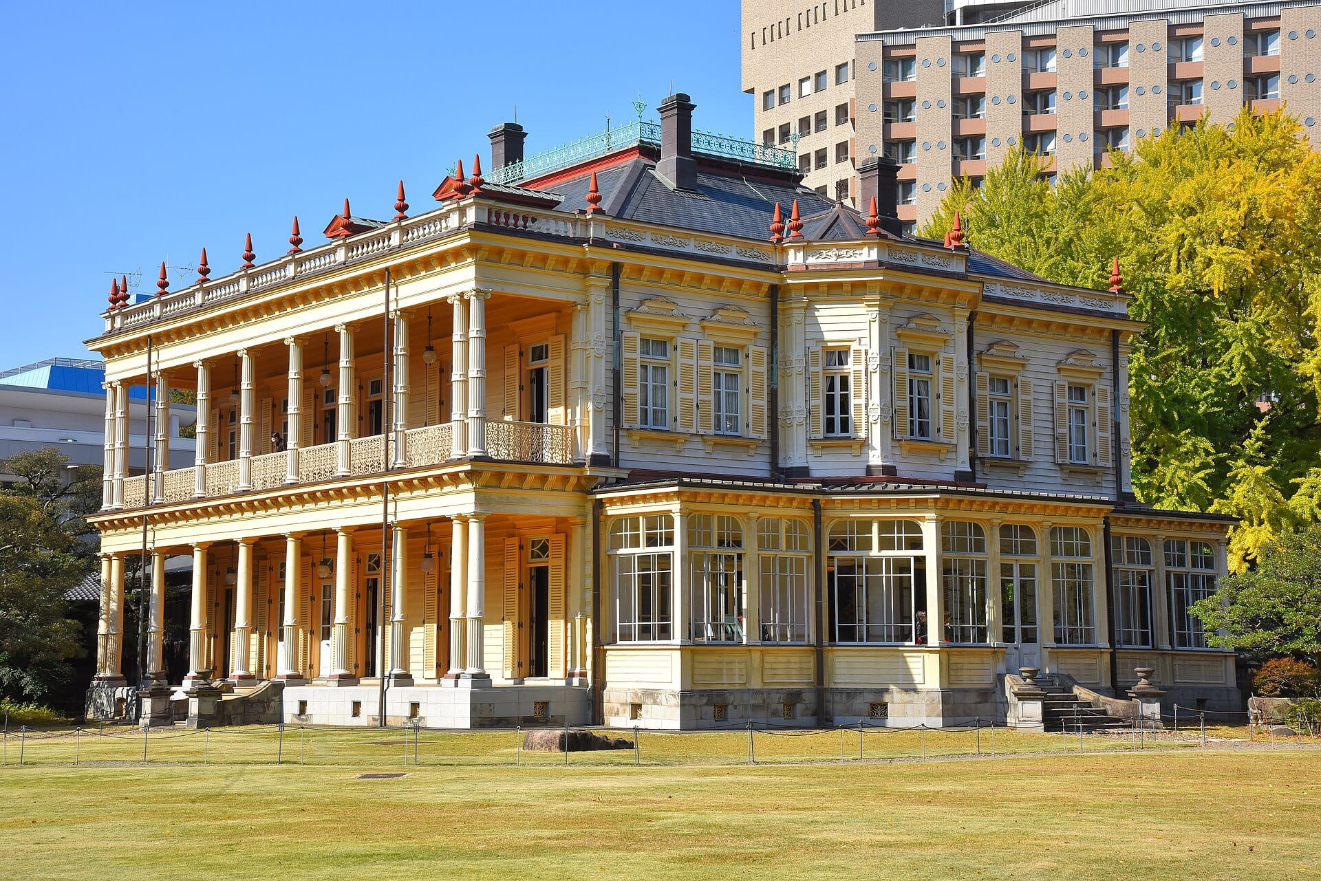 photo a large beige western style mansion 