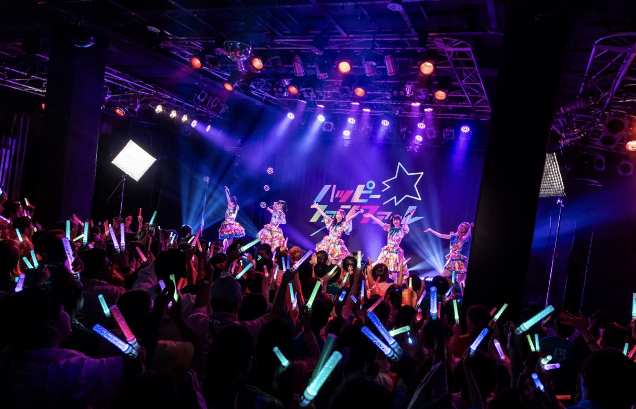 Happy Fanfare live show in Love on Trial