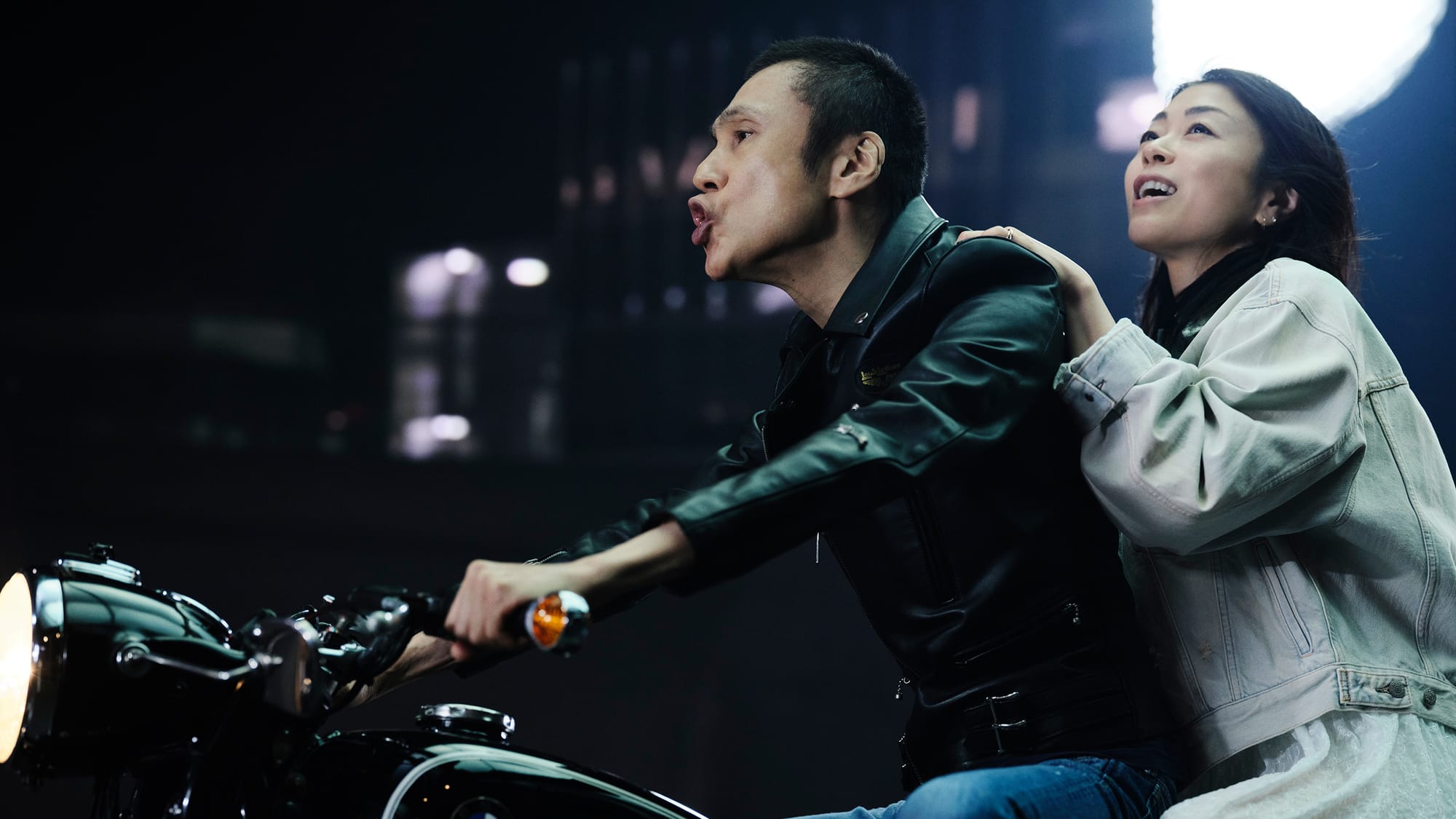 Hiroto Kohmoto & Hikaru Utada in “Pappaparadise” music video