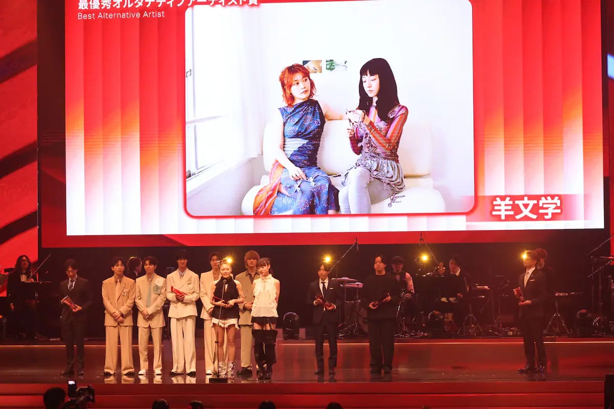 Hitsujibungaku accepts Best Alternative Artist at Music Awards Japan 2026