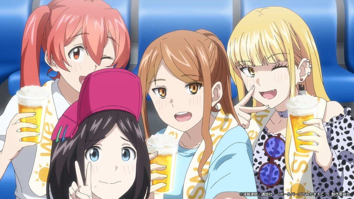Ruriko enjoys a beer with her vendor colleagues in the stands. 